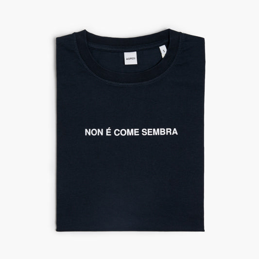 T-Shirt Uomo ASPESI con Stampa "Non è Come Sembra" Mod. AYLO A335 in Jersey di Cotone Blu Navy